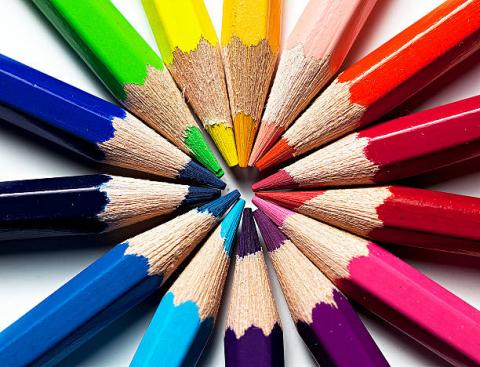 Rainbow colored pencils arranged in a circle.